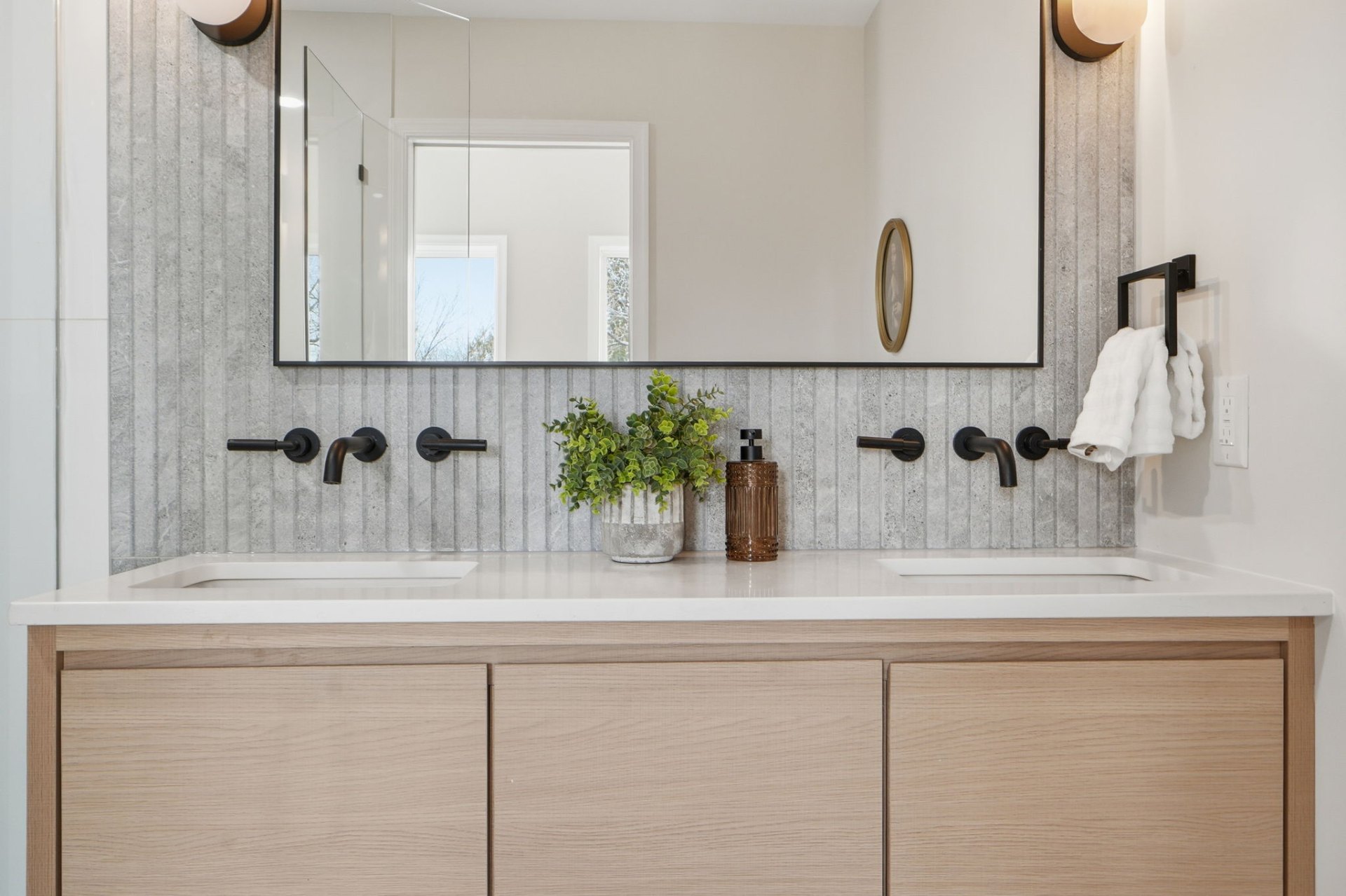 Bathroom – Modern Tile & Vanity