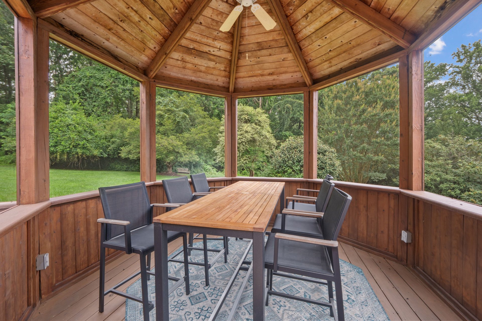 Gazebo – Outdoor Dining
