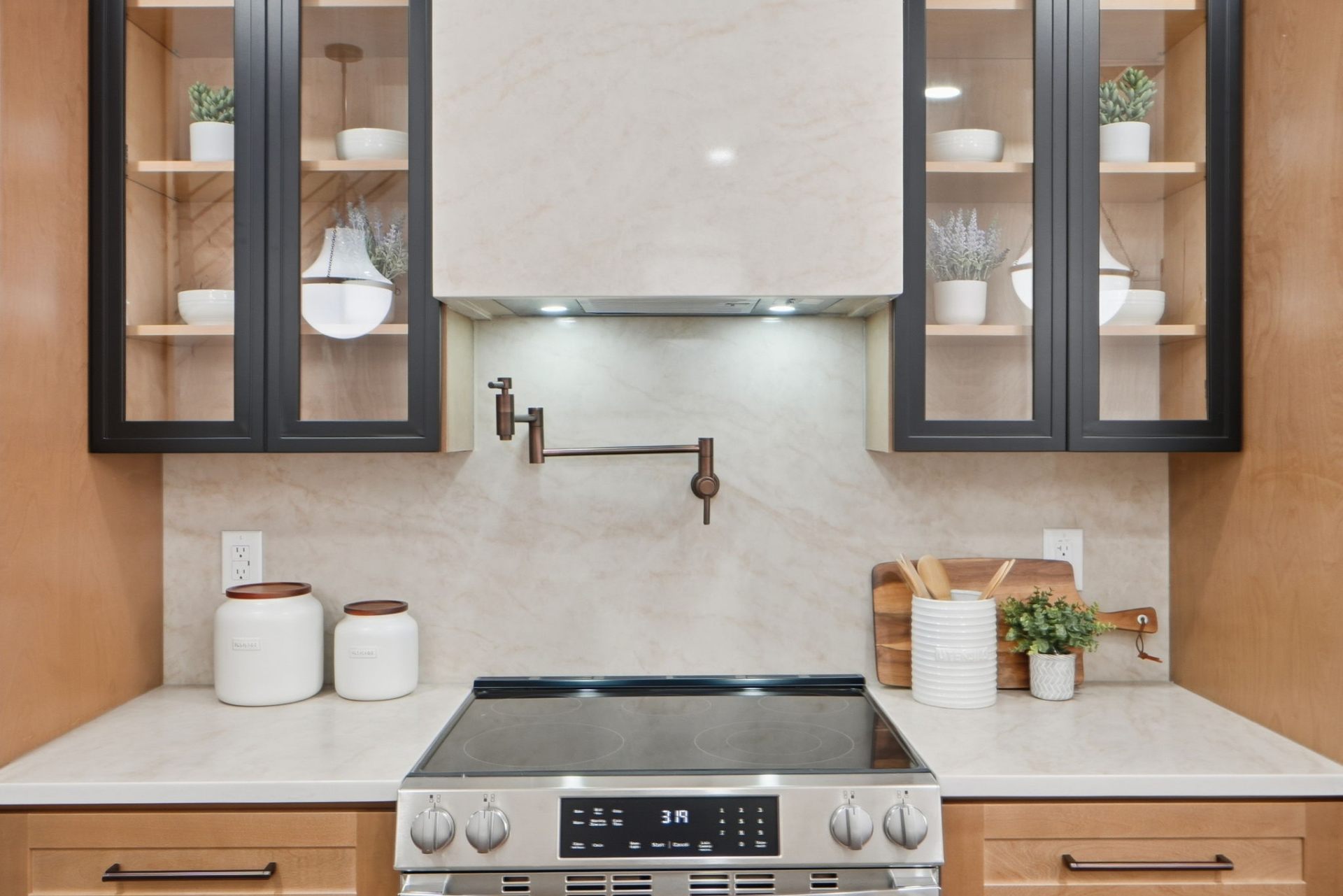 Kitchen – Range & Hood Detail