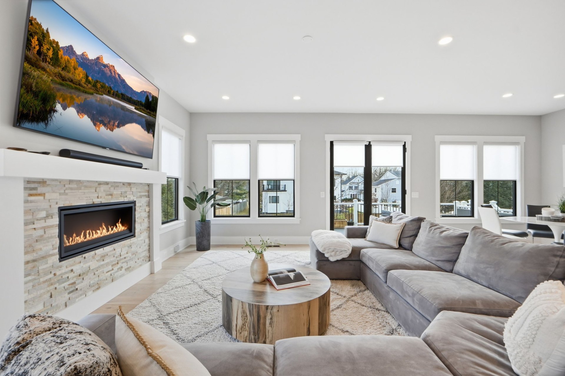 Living Room – Modern Fireplace & TV
