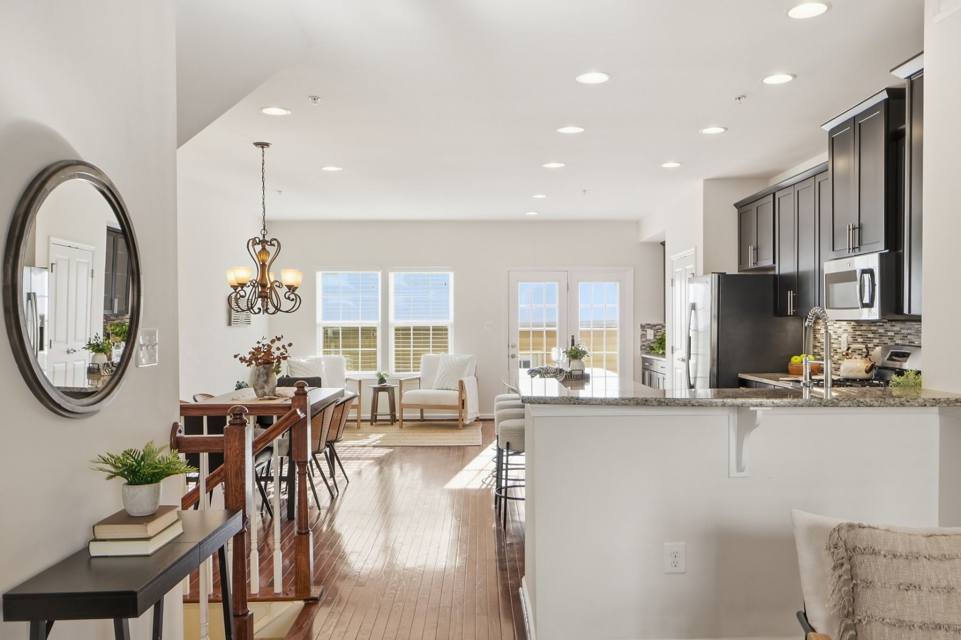 Open Floor – Dining & Kitchen
