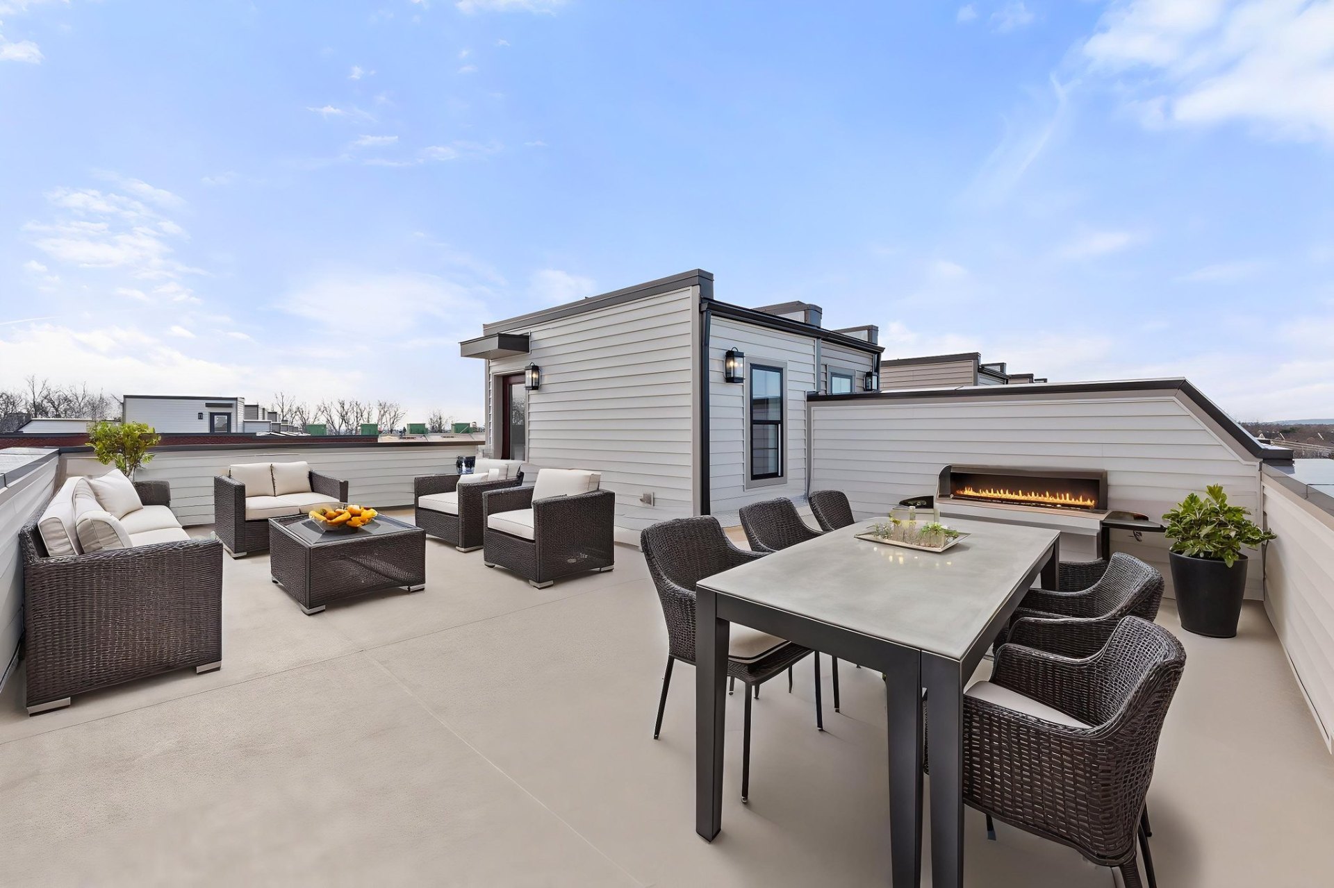 Rooftop Terrace – Fireplace & Lounge